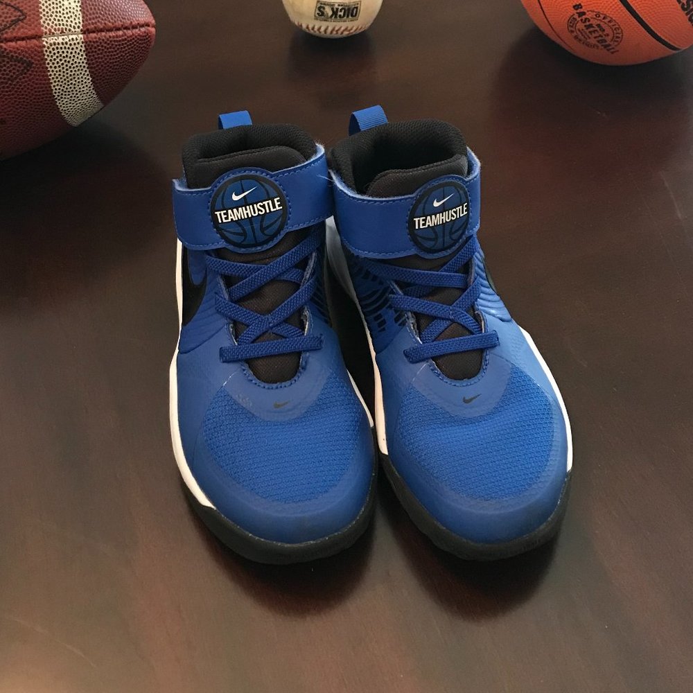 Boys Size 13 Nike Team Hustle Basketball Shoes - Blue